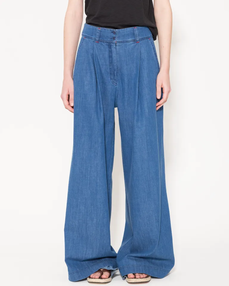 Pantalón amplio de denim con tablas frontales y acabado prolijo de Jazmin Chebar en Pantalones para argentina