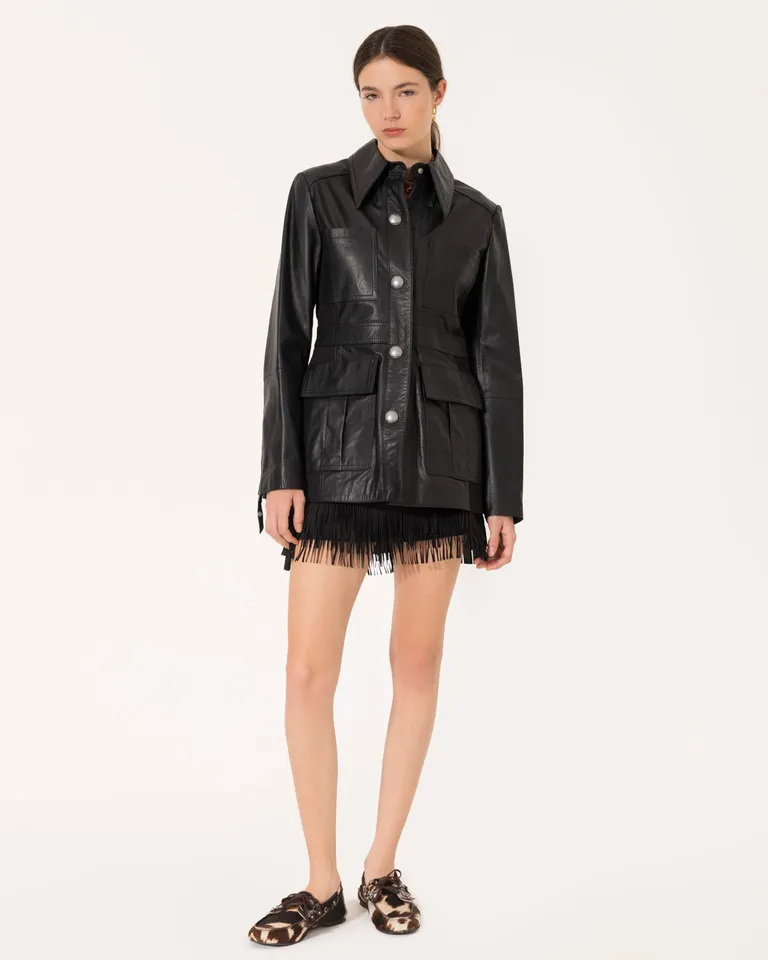 Chaqueta de cuero negro con detalles en gabardina y cierres metálicos de Jazmin Chebar en Chaquetas para argentina