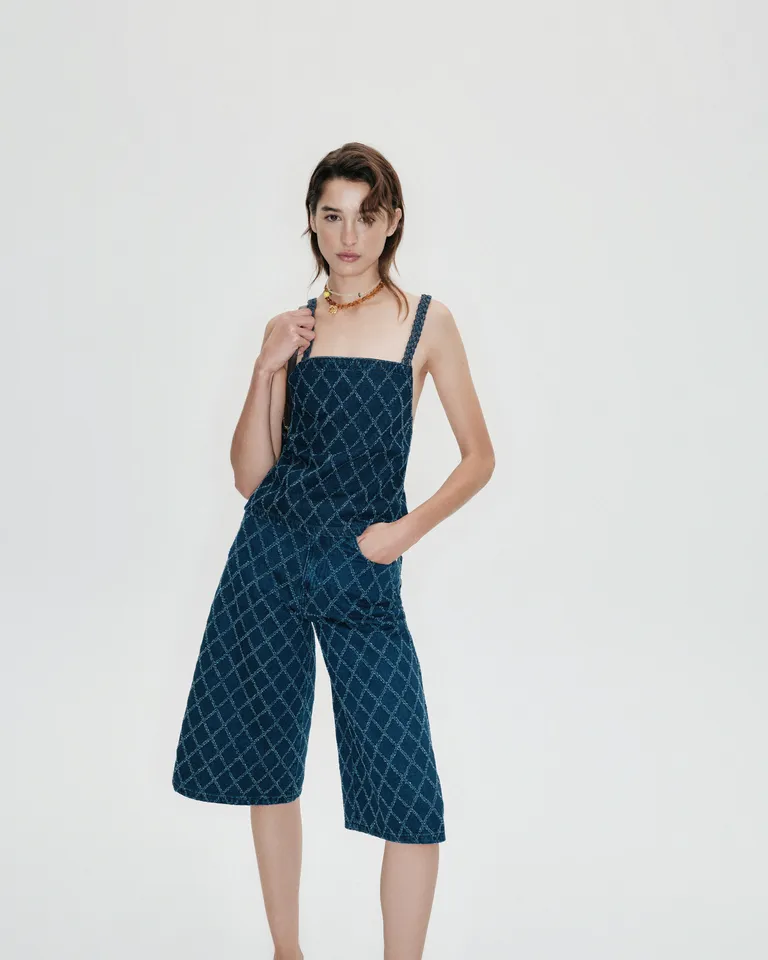 Bermuda cuadrada de denim con diseño de rombos incorporados de Jazmin Chebar en Monos para argentina