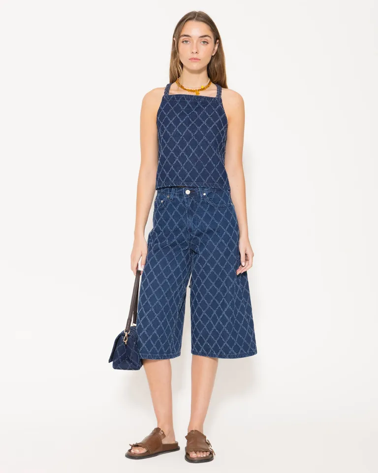 Bermuda cuadrada de denim con diseño de rombos incorporados de Jazmin Chebar en Monos para argentina