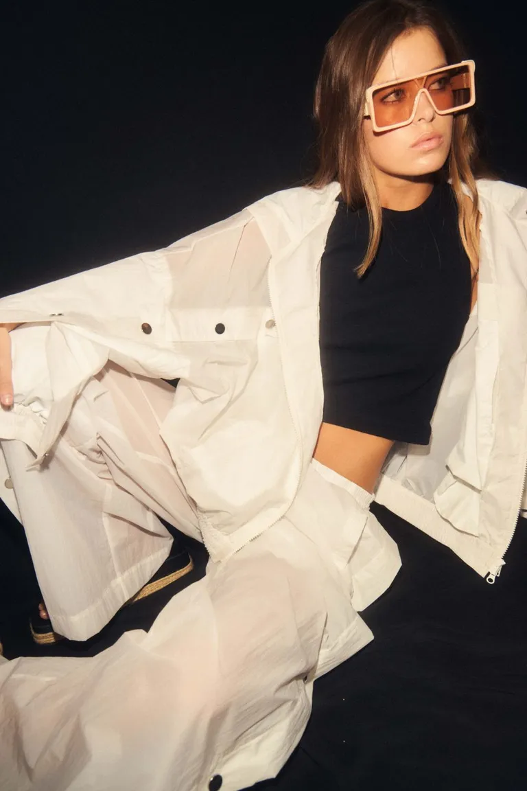 Chaqueta blanca de diseño elegante y versátil para mujeres de Allo Martinez en Chaquetas para argentina