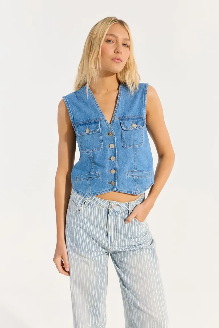 Chaleco de denim lavado con bolsillos para mujer, un básico urbano y cómodo de Portsaid en Chalecos para argentina