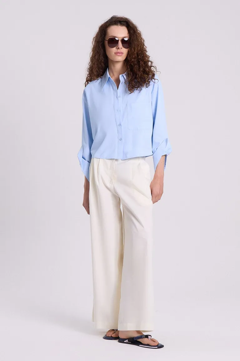 Camisa boxy de corte safari con bolsillos plaqué y mangas 3/4 enrollables de Maria Cher en Camisas para argentina