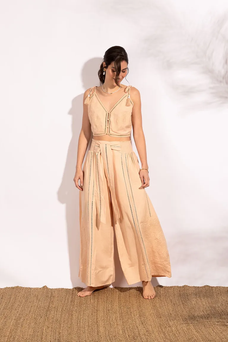 Pantalon amplio con detalle de lazo frontal y diseño de calados en la estructura de Indiastyle en Pantalones para argentina