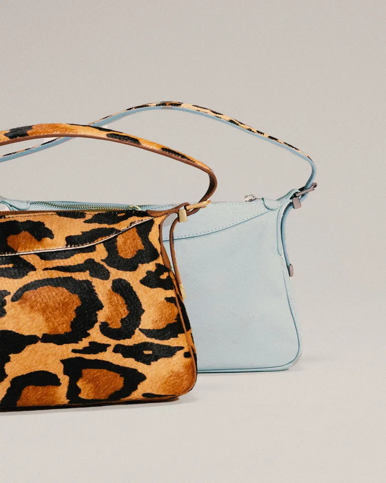 Cartera de cuero vacuno con diseño estampado y acabado desgastado de Jazmin Chebar en Bolsos y Carteras para argentina