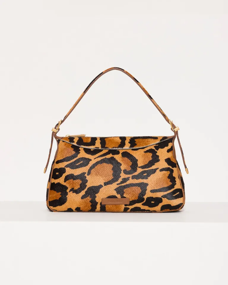 Cartera de cuero vacuno con diseño estampado y acabado desgastado de Jazmin Chebar en Bolsos y Carteras para argentina