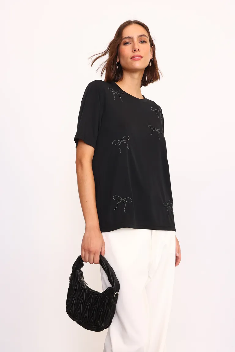 Remera de manga corta con detalles bordados en negro de Yagmour en Remeras para argentina