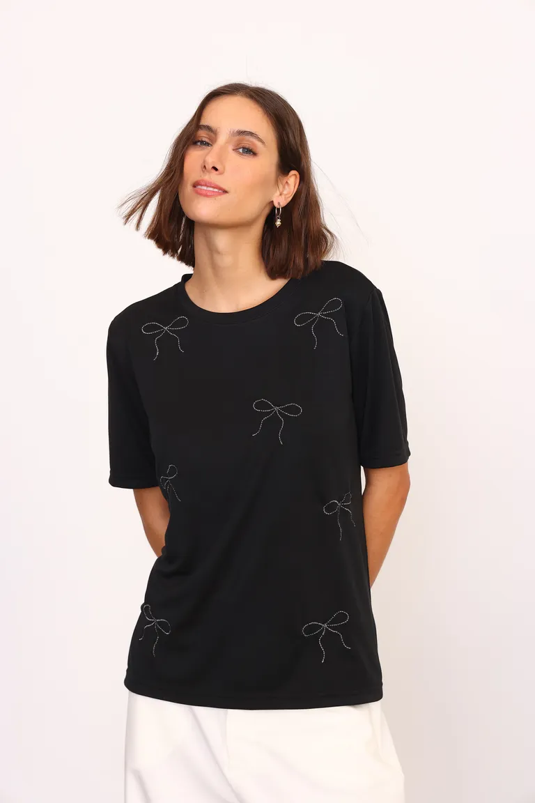 Remera de manga corta con detalles bordados en negro de Yagmour en Remeras para argentina