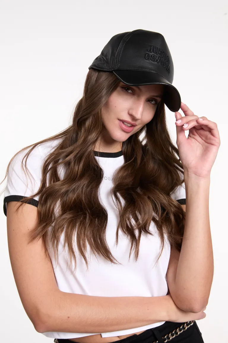 Gorra negra con visera y bordado en el frente - Accesorio fashion para mujer de Justaosadia en Gorros y Sombreros para argentina
