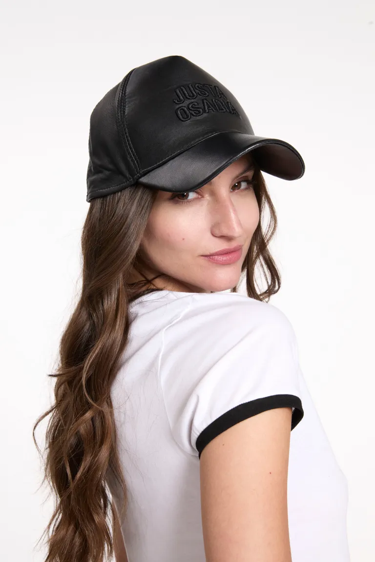 Gorra negra con visera y bordado en el frente - Accesorio fashion para mujer de Justaosadia en Gorros y Sombreros para argentina