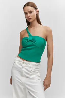 Top punto asimétrico de Mango en Tops para argentina