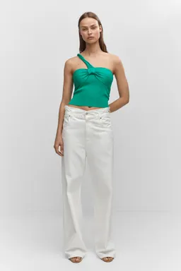 Top punto asimétrico de Mango en Tops para argentina
