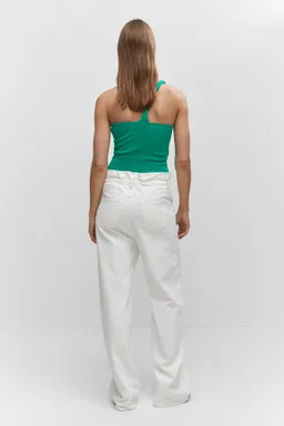 Top punto asimétrico de Mango en Tops para argentina