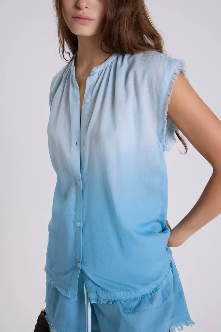 Camisa celeste sin mangas con acabado deshilachado de Maria Cher en Camisas para argentina