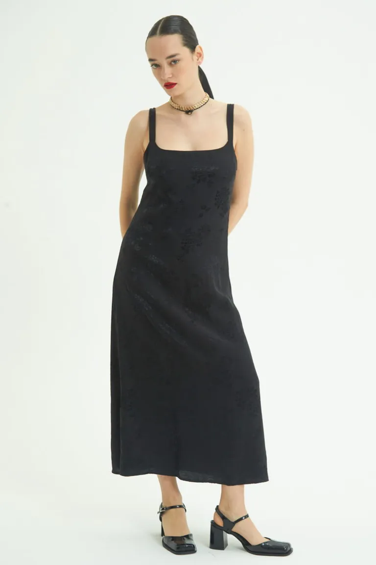 Vestido midi de jacquard satinado con escote profundo y diseño estilizado de Las Pepas en Vestidos para argentina