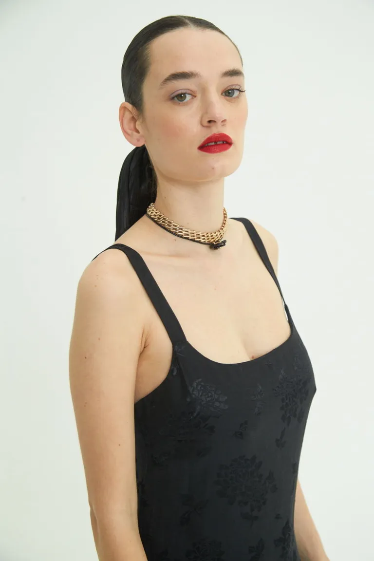Vestido midi de jacquard satinado con escote profundo y diseño estilizado de Las Pepas en Vestidos para argentina