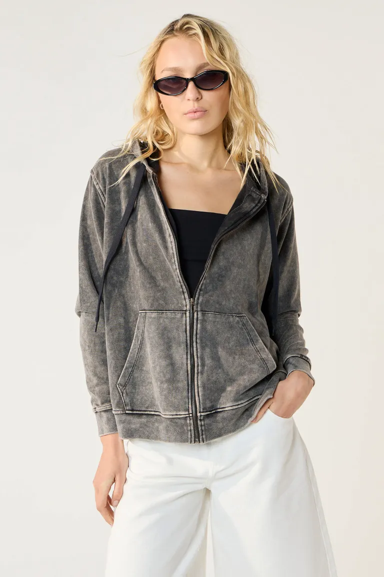 Campera gris con capucha oversize y diseño desgastado de Cuesta Blanca en Chaquetas para argentina