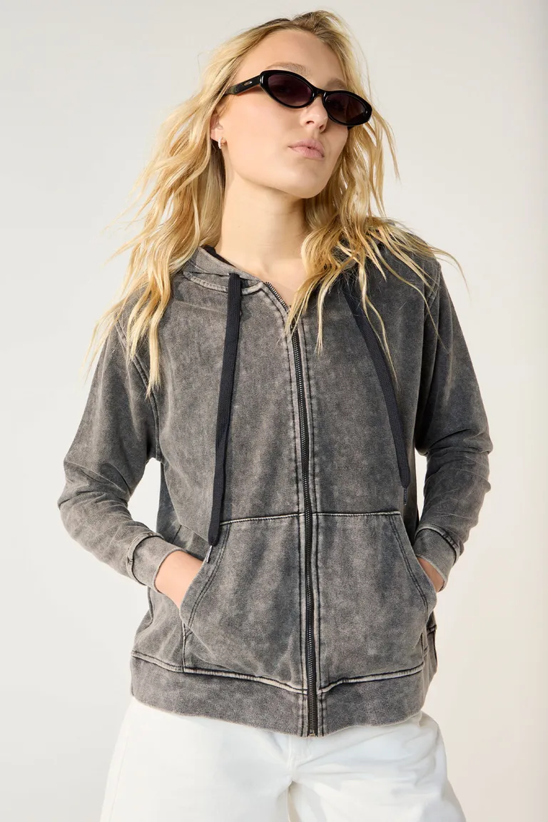 Campera gris con capucha oversize y diseño desgastado de Cuesta Blanca en Chaquetas para argentina