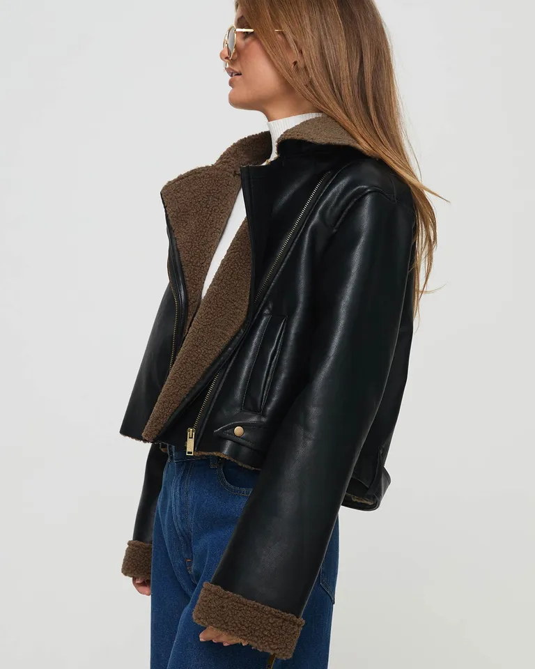 Campera cuero sintético corderito negro de Princess Polly en Chaquetas para argentina