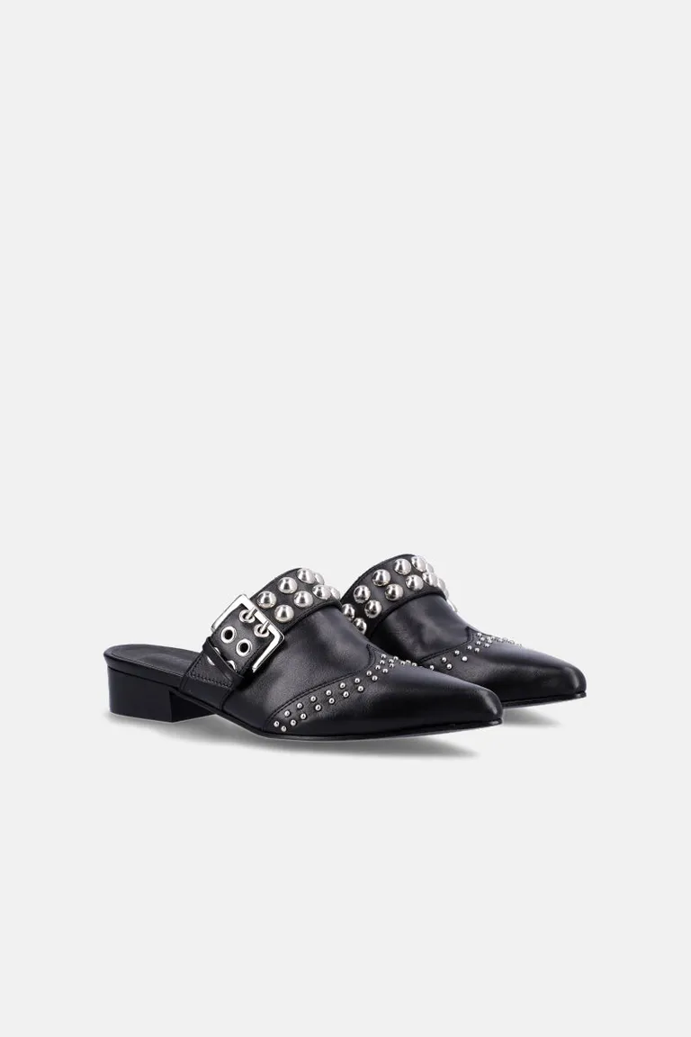 Zueco con hebilla metálica y apliques de remaches en punta cerrada de Justaosadia en Zuecos Planos para argentina