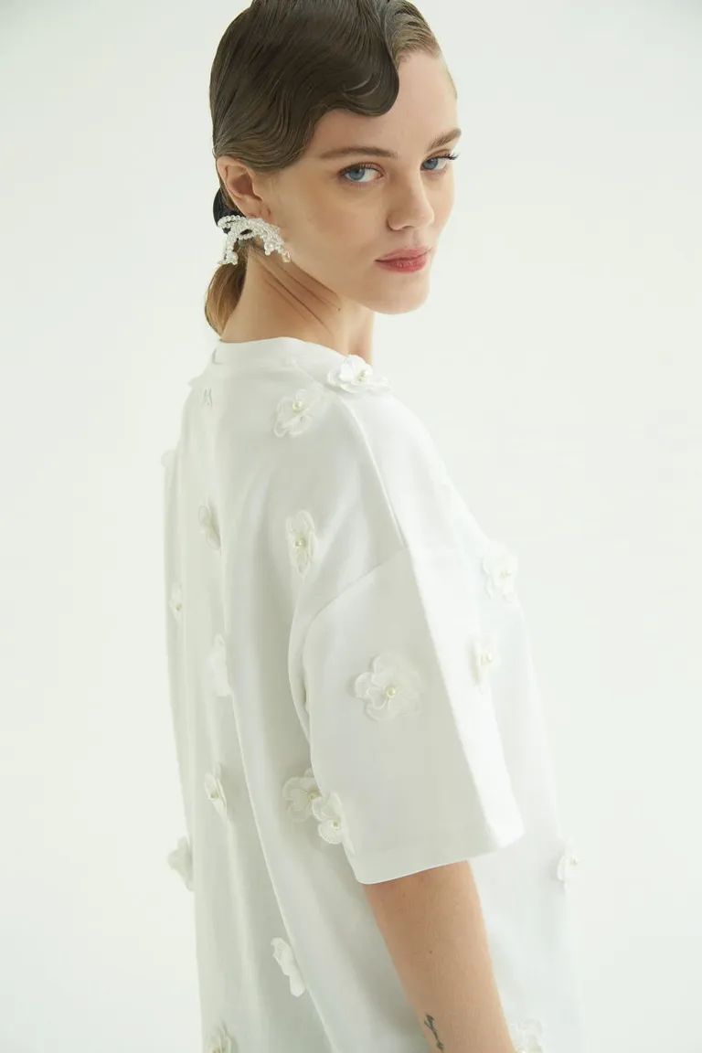 Remera de algodón con bordados florales y detalles únicos de Las Pepas en Remeras para argentina