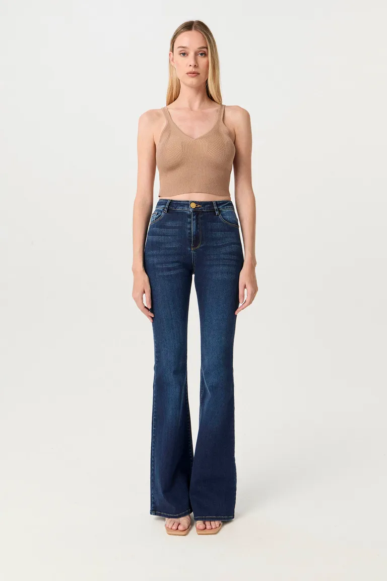 Pantalón de tiro alto con pierna flare y diseño de 5 bolsillos de Markova en Pantalones para argentina