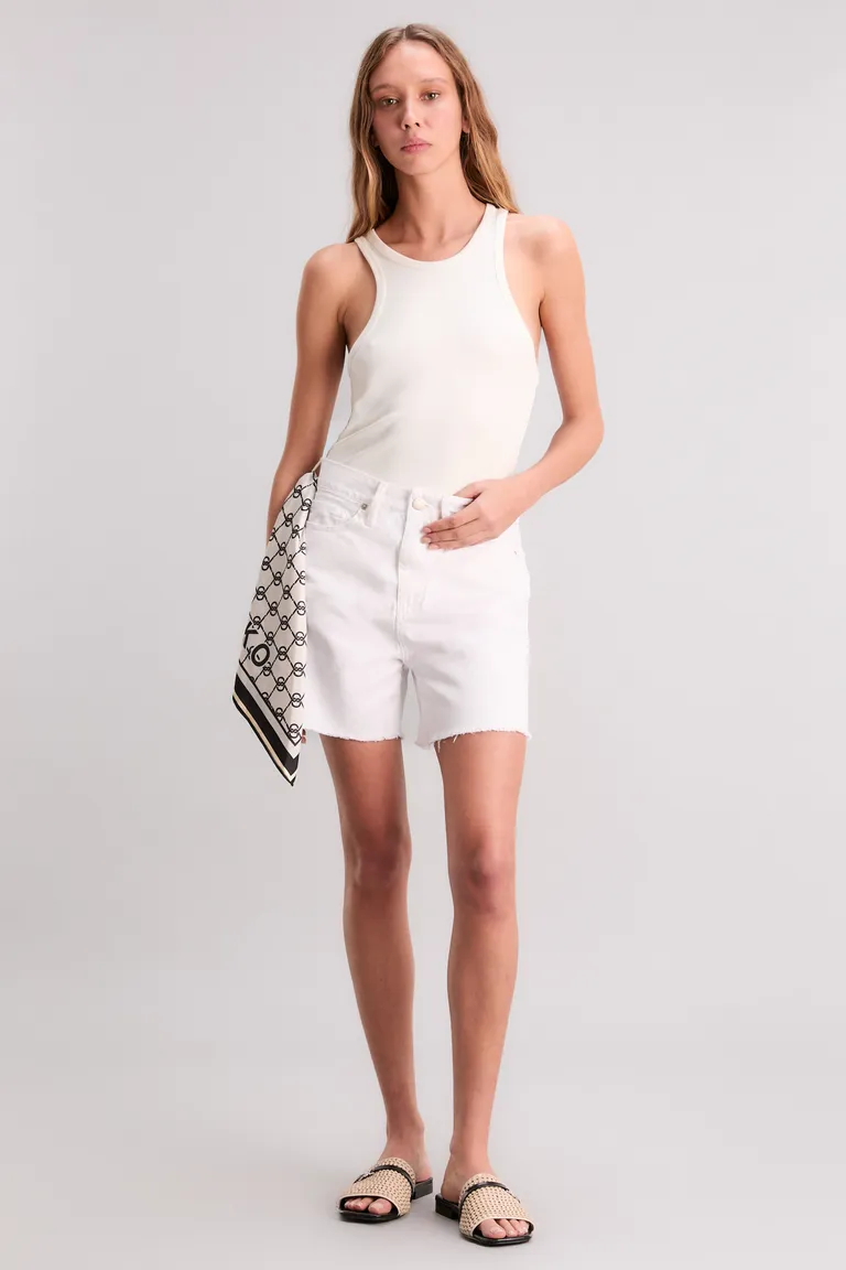 Shorts tiro alto blancos - Prenda cómoda y versátil para looks casuales y elegantes de Kosiuko en Shorts para argentina