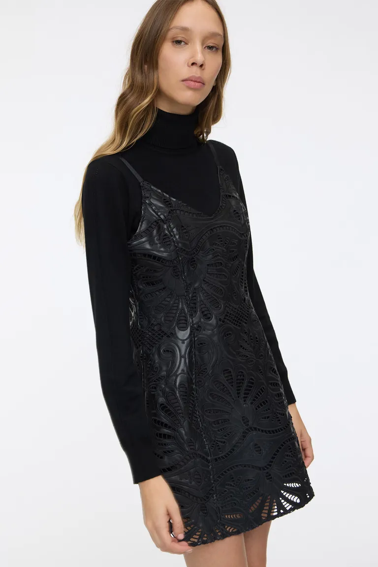 Vestido corto con diseño calado, escote en V, breteles y cierre en la espalda de Cuesta Blanca en Vestidos para argentina