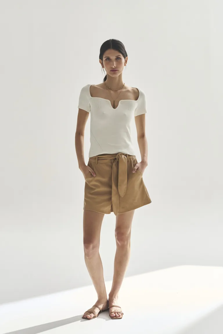 Sweater blanco de corte moderno y diseño versátil para mujer de Akiabara en Buzos y Sweaters para argentina