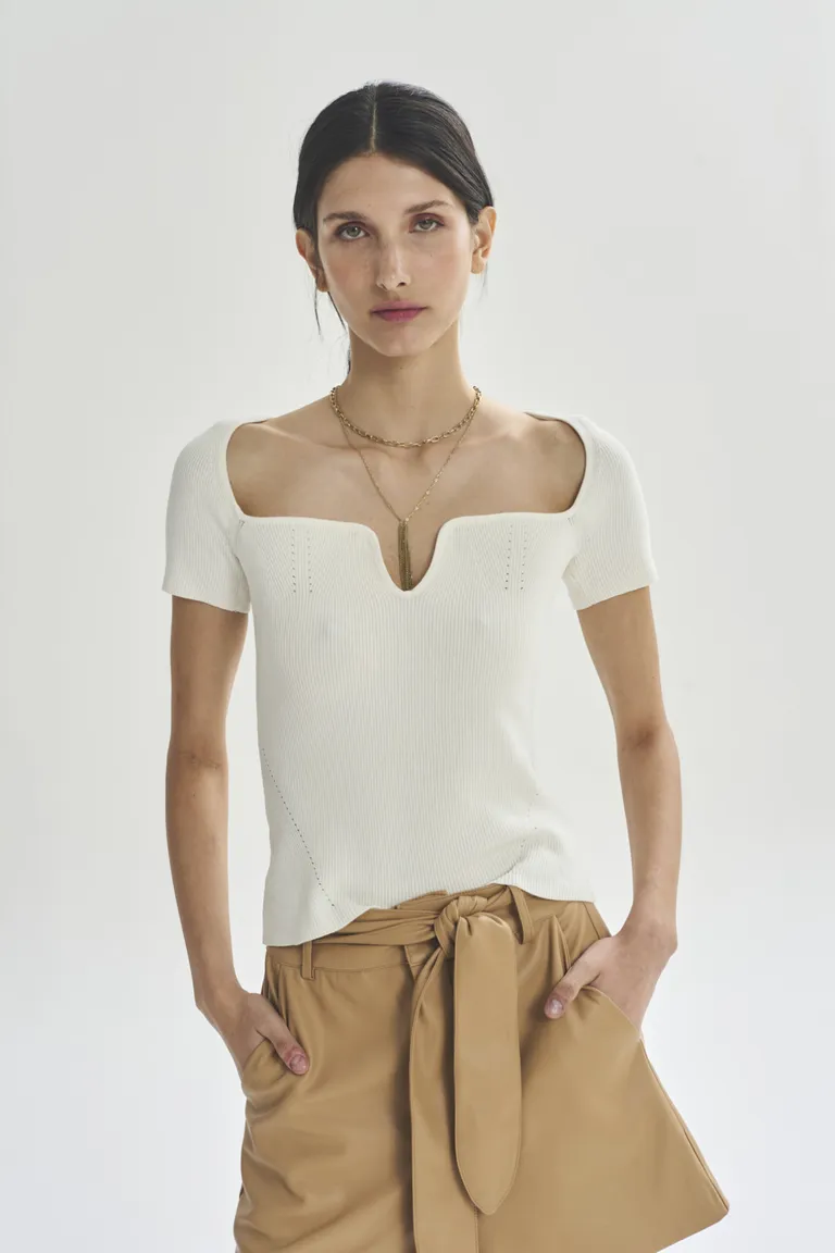 Sweater blanco de corte moderno y diseño versátil para mujer de Akiabara en Buzos y Sweaters para argentina