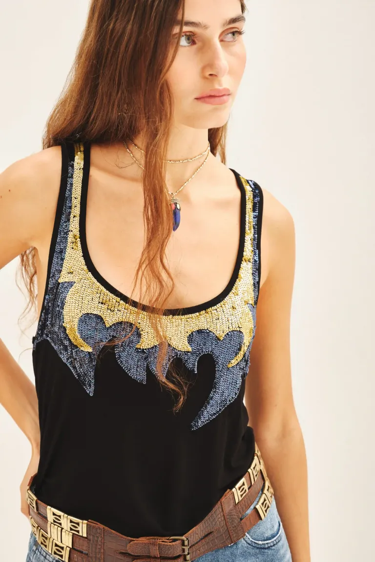 Musculosa negra con bordado de lentejuelas en el frente de Rapsodia en Tops para argentina