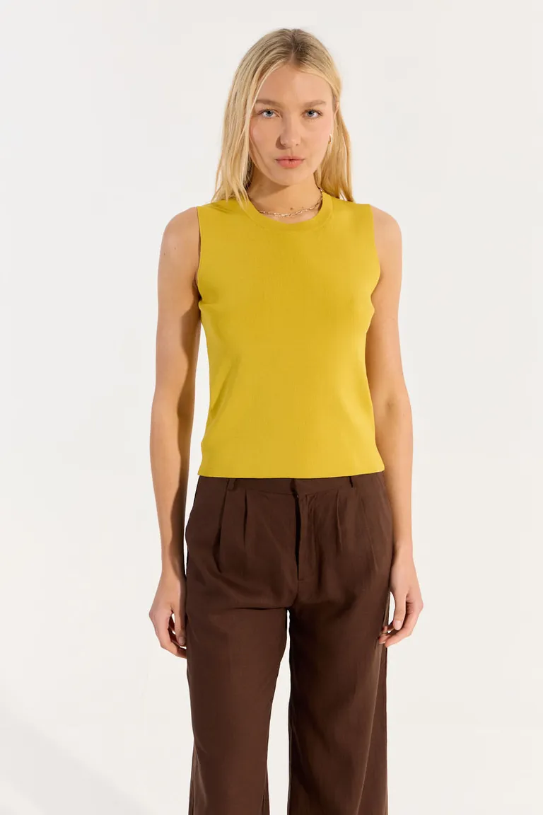 Musculosa básica de corte ajustado en color amarillo para mujer de Portsaid en Buzos y Sweaters para argentina