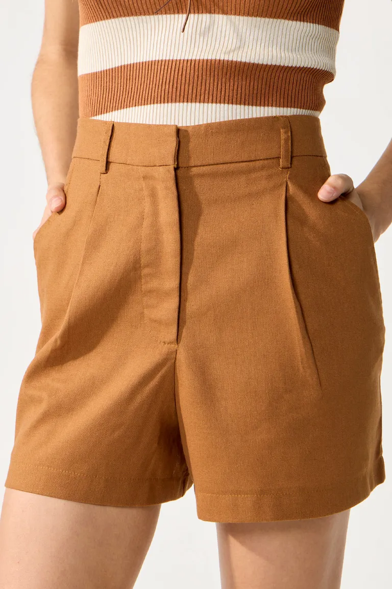 Short jifu de tiro alto, confeccionado en tejido liso con presillas en la cintura de Cuesta Blanca en Shorts para argentina