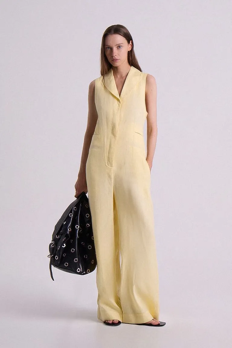 Mono amarillo sin mangas de corte recto con escote en V y bolsillos de Maria Cher en Monos para argentina