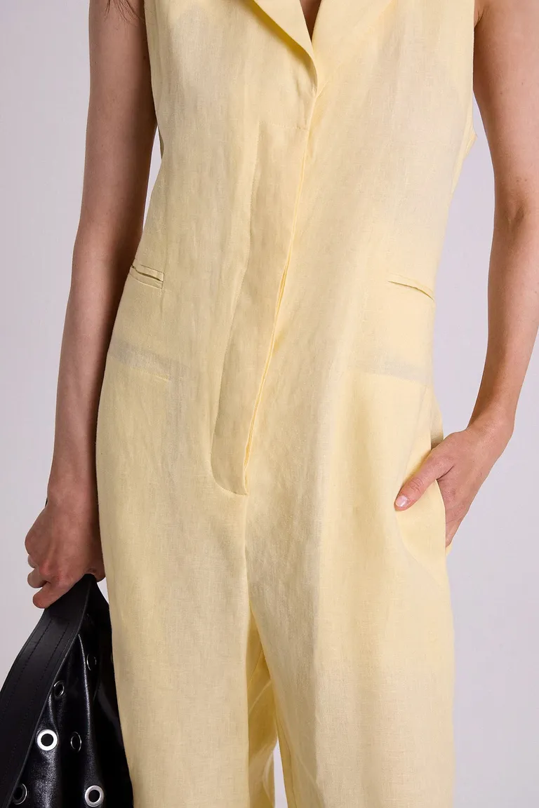 Mono amarillo sin mangas de corte recto con escote en V y bolsillos de Maria Cher en Monos para argentina