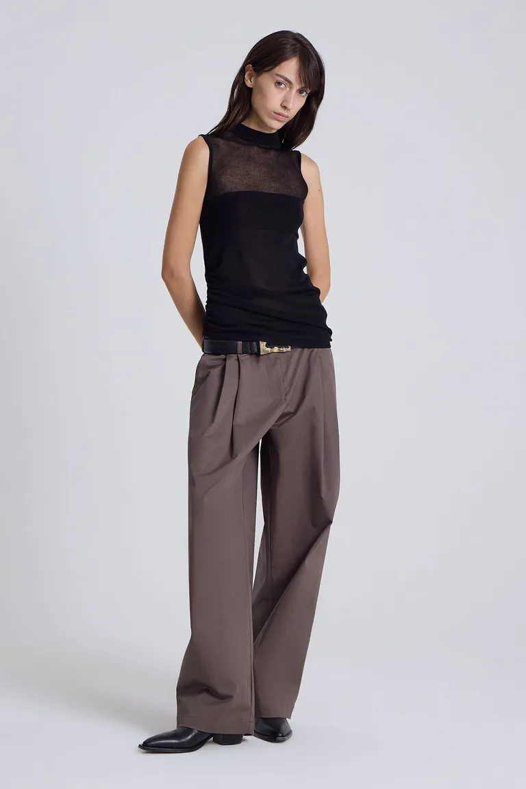 Top negro de manga corta con transparencias para un look sofisticado de Maria Cher en Tops para argentina