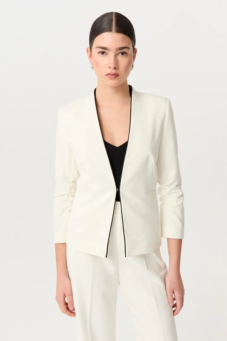 Blazer corto de sastrería elastizada con silueta entallada y mangas 3/4 de Markova en Blazers para argentina