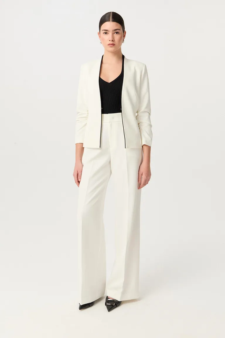 Blazer corto de sastrería elastizada con silueta entallada y mangas 3/4 de Markova en Blazers para argentina