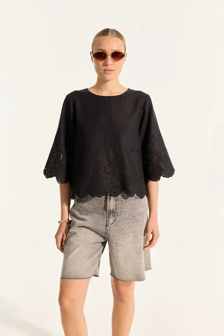 Camisa negra de manga 3/4 con detalles bordados y calados en tejido de lino y viscosa de Portsaid en Camisas para argentina