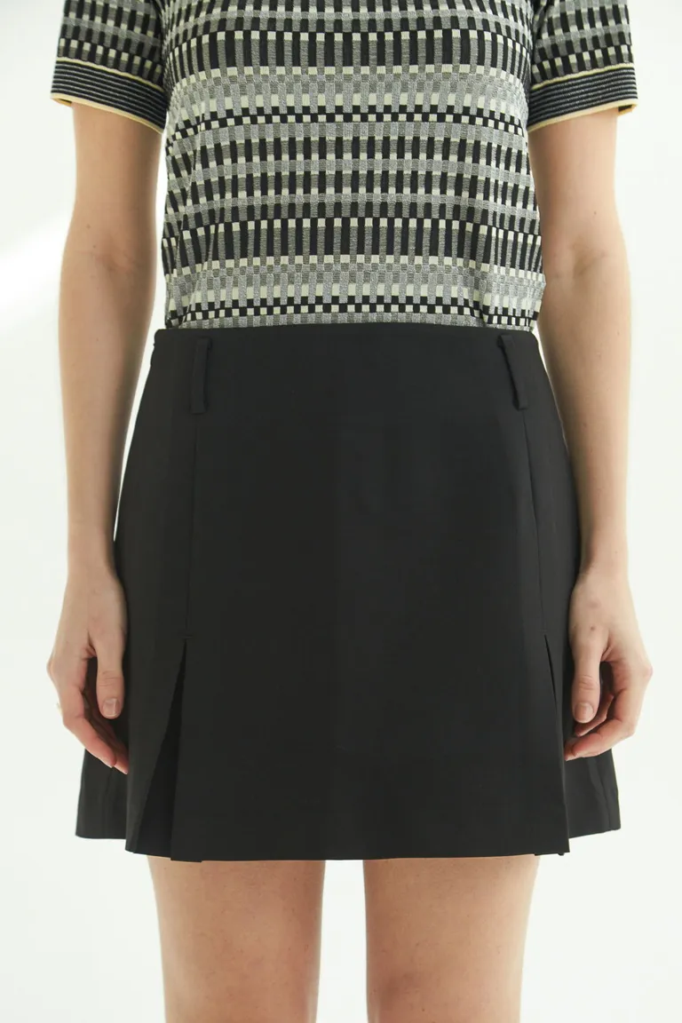 Falda negra de diseño minimalista y ajuste perfecto para una imagen elegante y contemporánea de Las Pepas en Faldas para argentina