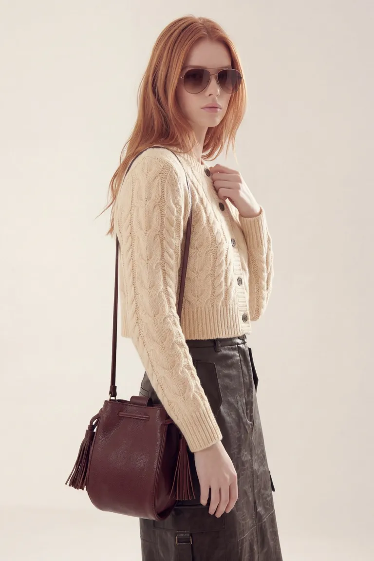 Cardigan corto tejido con cierre frontal de botones y diseño de textura en mangas y cuerpo de Akiabara en Buzos y Sweaters para argentina