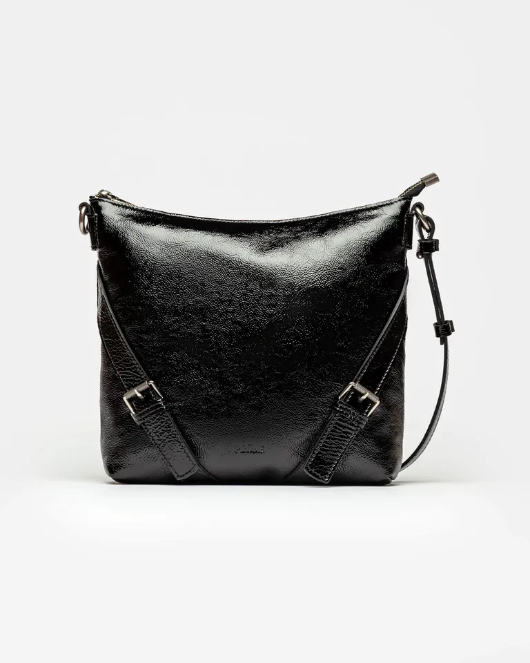 Bolso bandolera de cuero charol negro arrugado con diseño clásico y hebillas distintivas de Prüne en Bolsos y Carteras para argentina