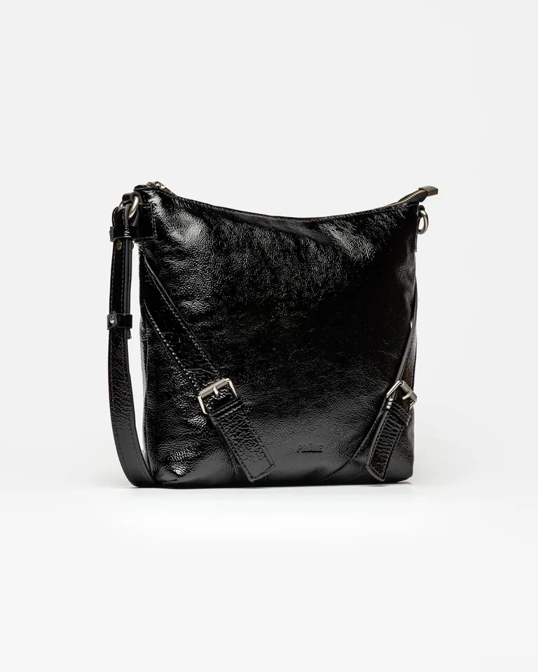 Bolso bandolera de cuero charol negro arrugado con diseño clásico y hebillas distintivas de Prüne en Bolsos y Carteras para argentina