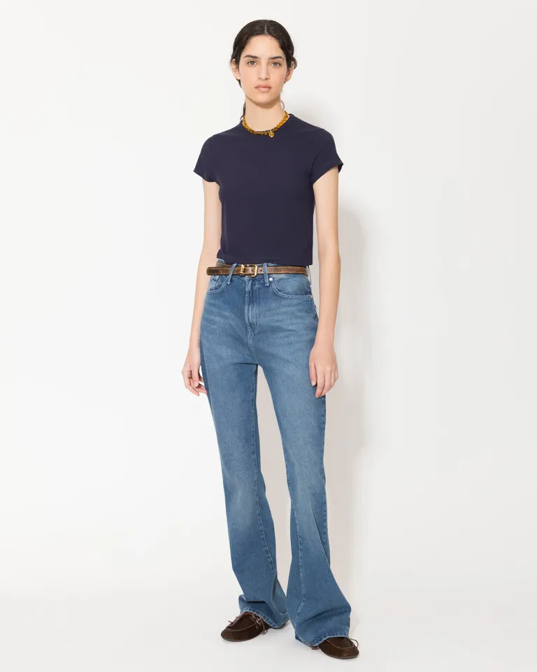 Jeans de tiro medio-alto en lavado vintage y tono verdoso para un estilo casual y moderno de Jazmin Chebar en Pantalones para argentina