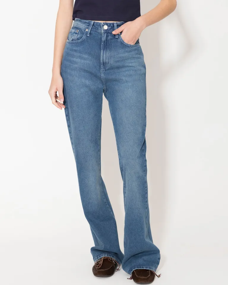 Jeans de tiro medio-alto en lavado vintage y tono verdoso para un estilo casual y moderno de Jazmin Chebar en Pantalones para argentina
