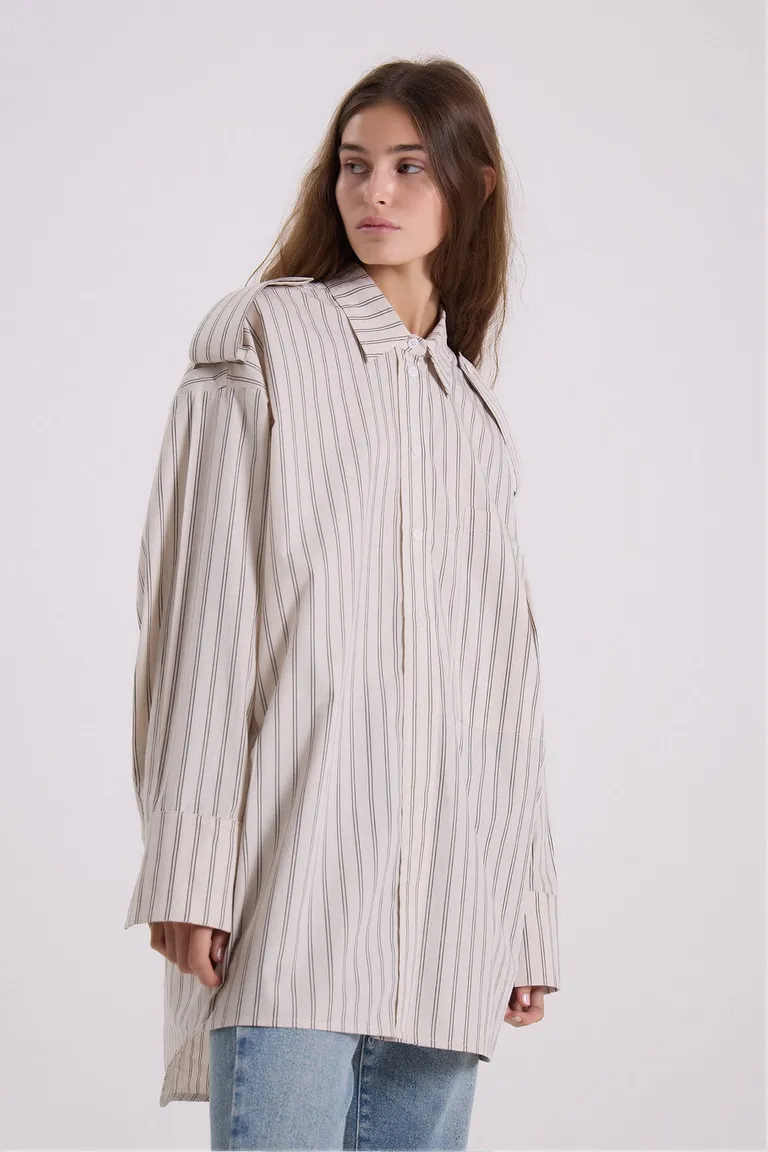 Camisa oversize de diseño rayado, perfecta para combinar con todo de Maria Cher en Camisas para argentina