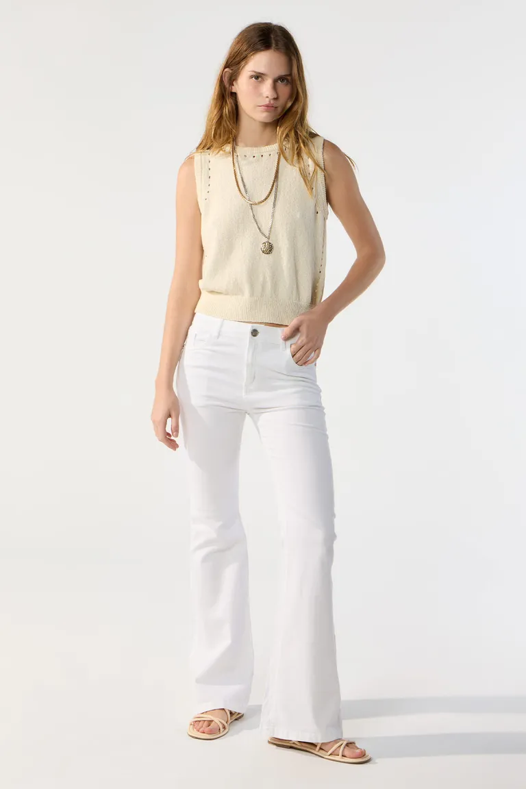 Pantalón flare de tiro medio en blanco, diseño elegante y moderno de Cuesta Blanca en Pantalones para argentina