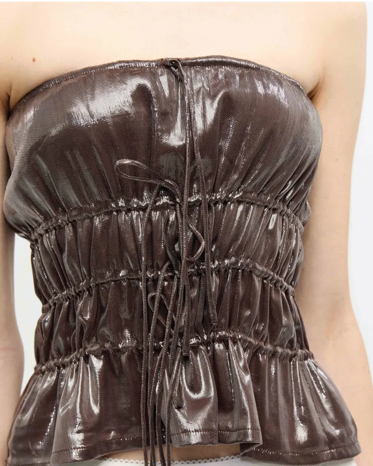 Top strapless de seda con lurex y jaretas horizontales para un look elegante y sofisticado de Ay Not Dead en Tops para argentina