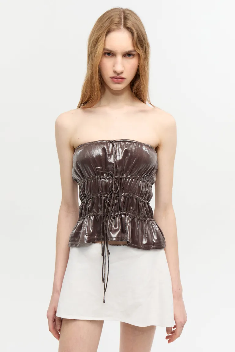 Top strapless de seda con lurex y jaretas horizontales para un look elegante y sofisticado de Ay Not Dead en Tops para argentina