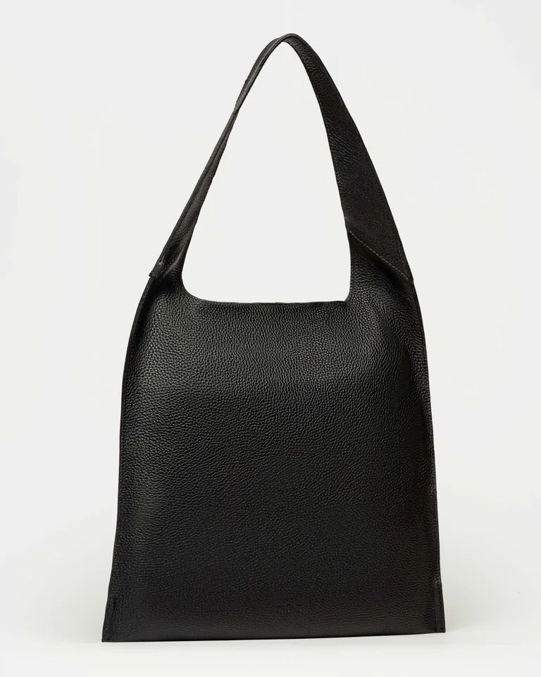 Cartera de hombro con diseño minimalista de formato vertical y líneas limpias de Prüne en Bolsos y Carteras para argentina